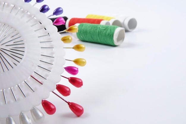 Ткань с вышивкой и нитями